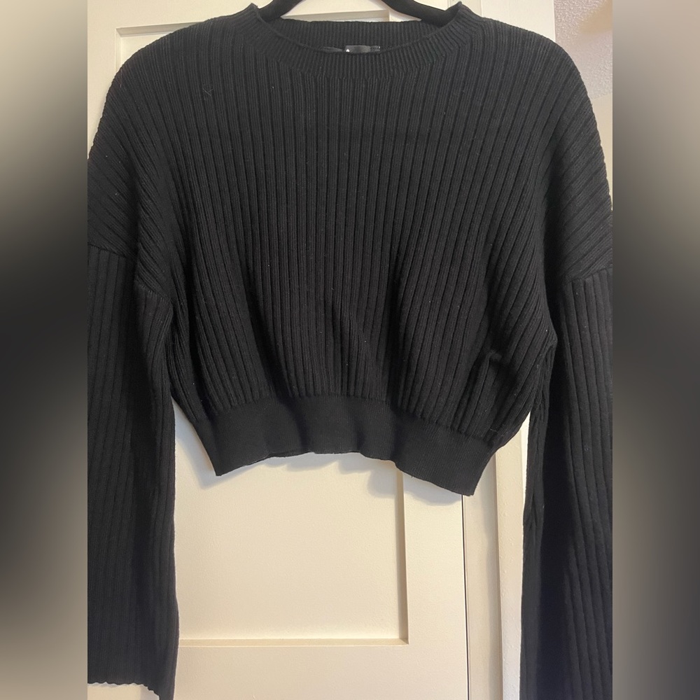 Black cropped sweater with wide arms